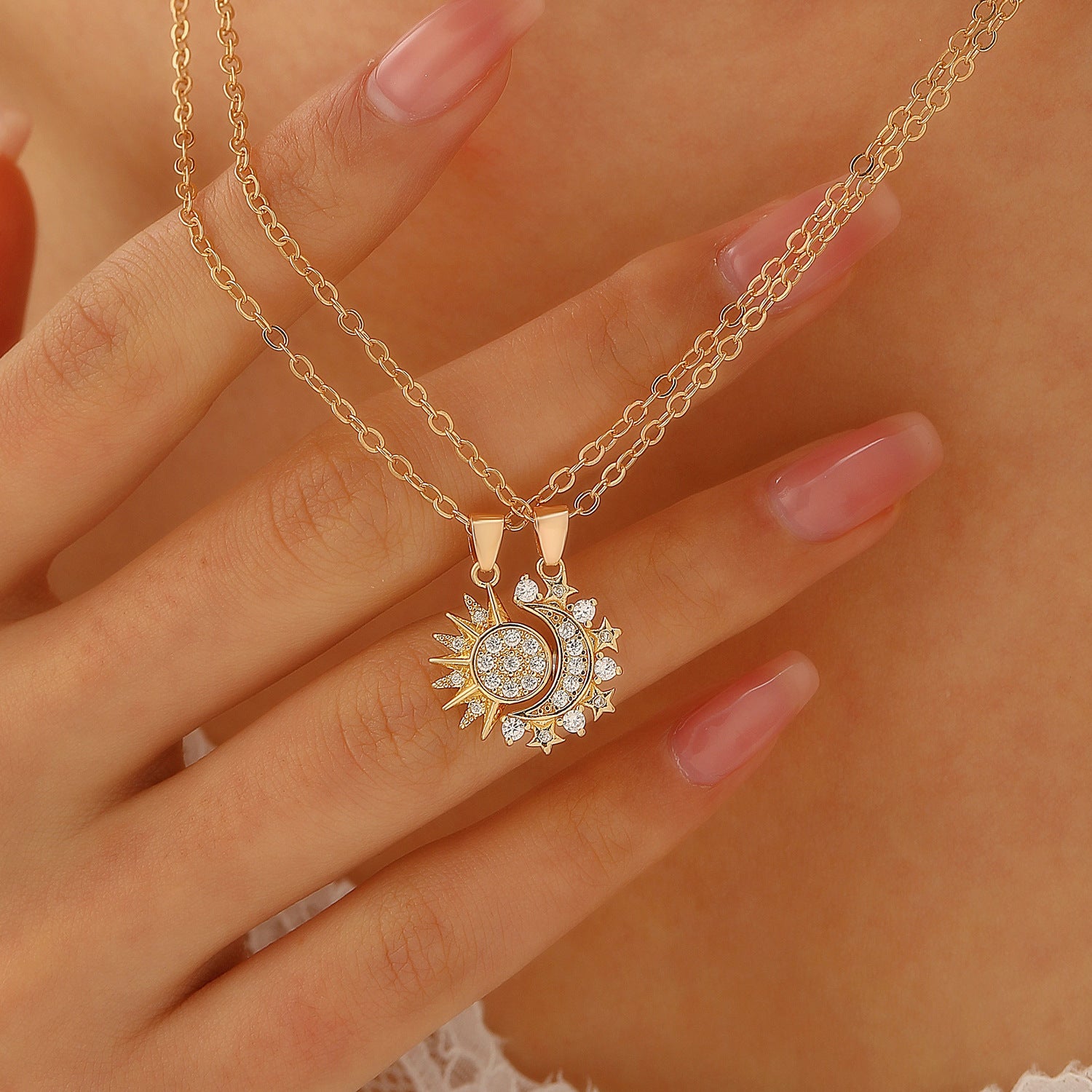 Éclipse pendants held in hand