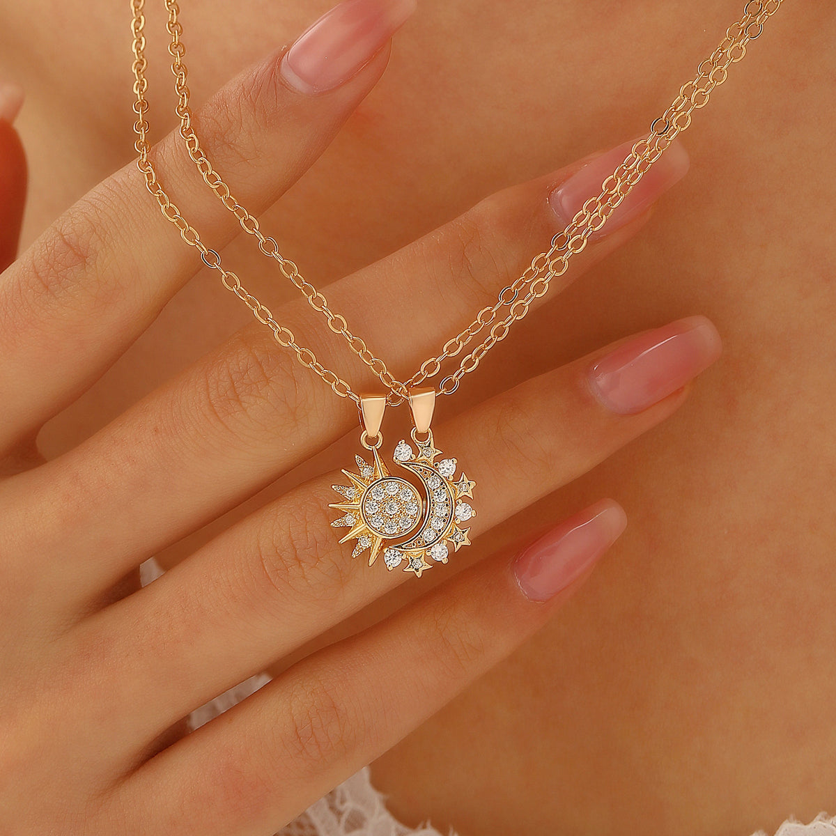 Éclipse pendants held in hand